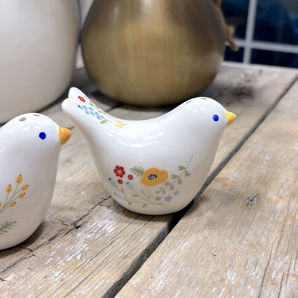 NWT Scattered Petals Salt | Pepper Shakers. 2.75”T Whimsical Bird | Floral - Picture 3 of 8